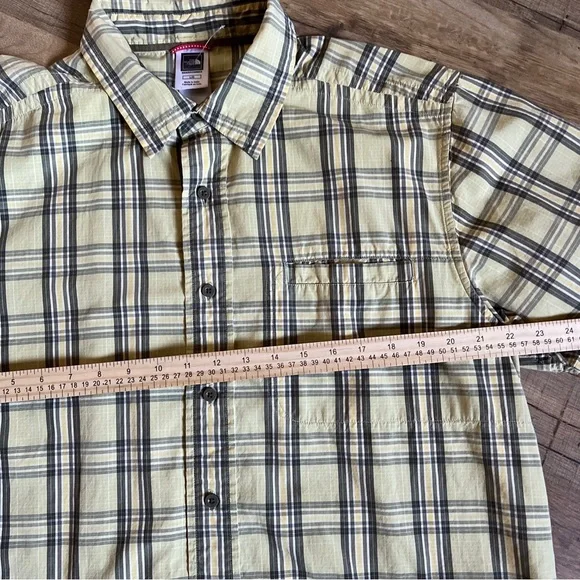 North Face Mens Plaid Short Sleeve Button Down Shirt Size Large Yellow Gray - Picture 5 of 5